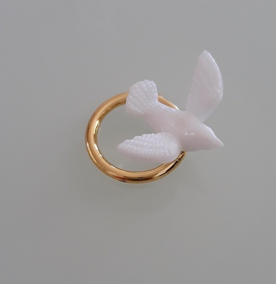 ALIANÇA DOURADA COM POMBA 2.5X2.5 CM