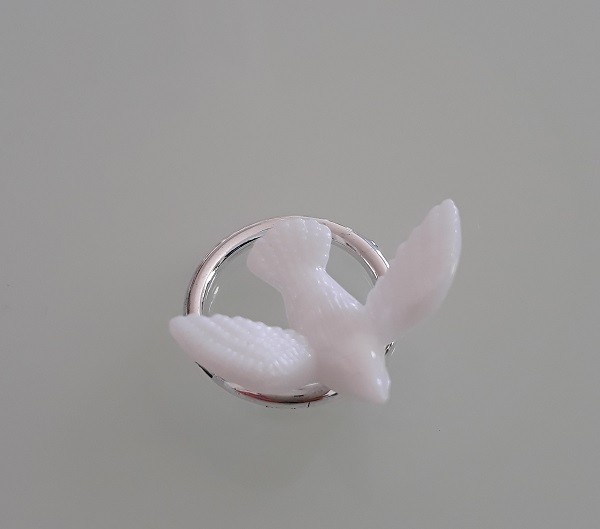 ALIANÇA PRATEADA COM POMBA 2.5X2.5 CM