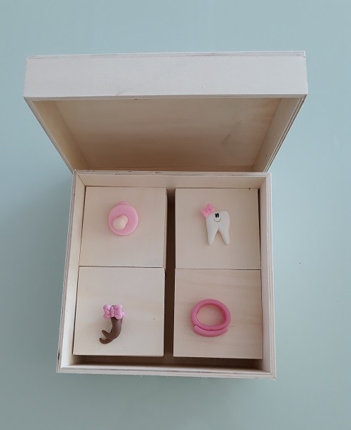 MADEIRA|CAIXA COM DENTINHO, CABELINHO, DENTE E PULSEIRA EM ROSA