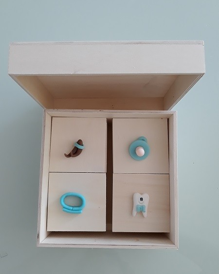 MADEIRA|CAIXA COM DENTINHO, CABELINHO, DENTE E PULSEIRA EM AZUL