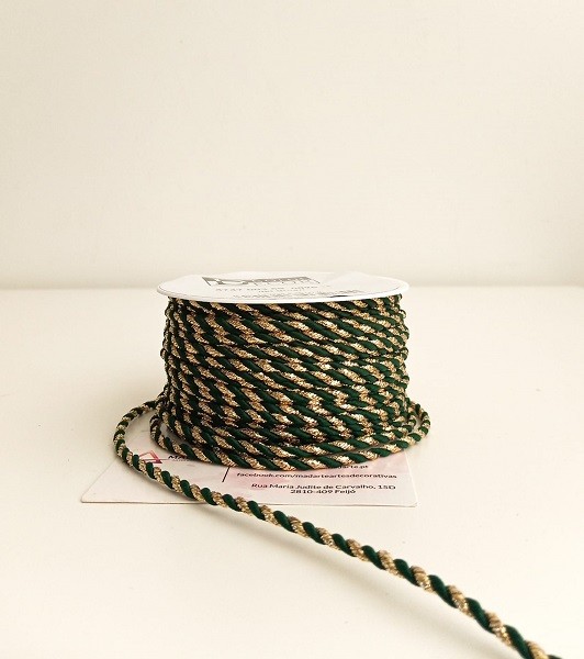 fita decorativa verde e dourada